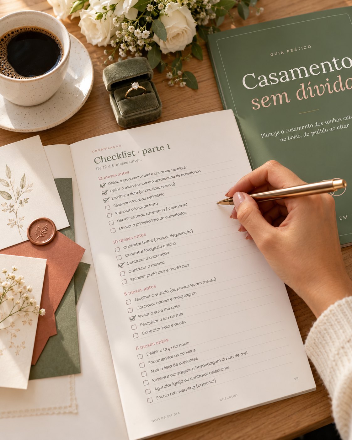 Planner impresso aberto no checklist, com caneta, café e flores